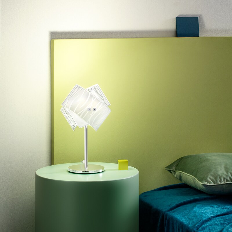 Eine moderne Tischlampe mit einem geometrischen Lampenschirm.