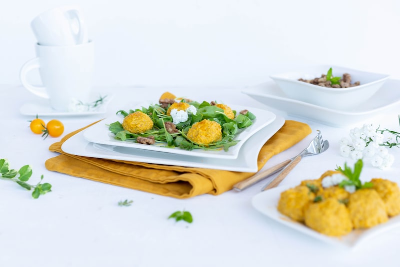 Een bord met balletjes en salade.