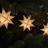 Leuchtende Sterne auf einem Weihnachtsbaum.