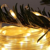 Lichterkette auf einem Weihnachtsbaumzweig.