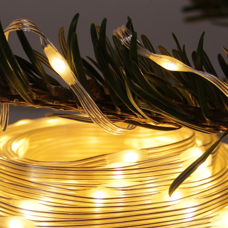Lichterkette auf einem Weihnachtsbaumzweig.