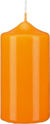 Eine orangefarbene Kerze.