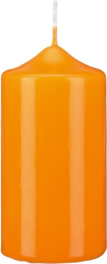 Eine orangefarbene Kerze.