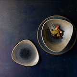 thumbnail of Piatto Piano Triangolare Stonecast Aqueous Marrone, Confezione da 12