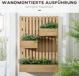 Ein vertikaler Holzkasten mit Pflanzen.