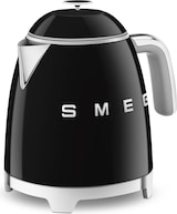 Ein schwarzer Wasserkocher mit weißem Griff und Basis.