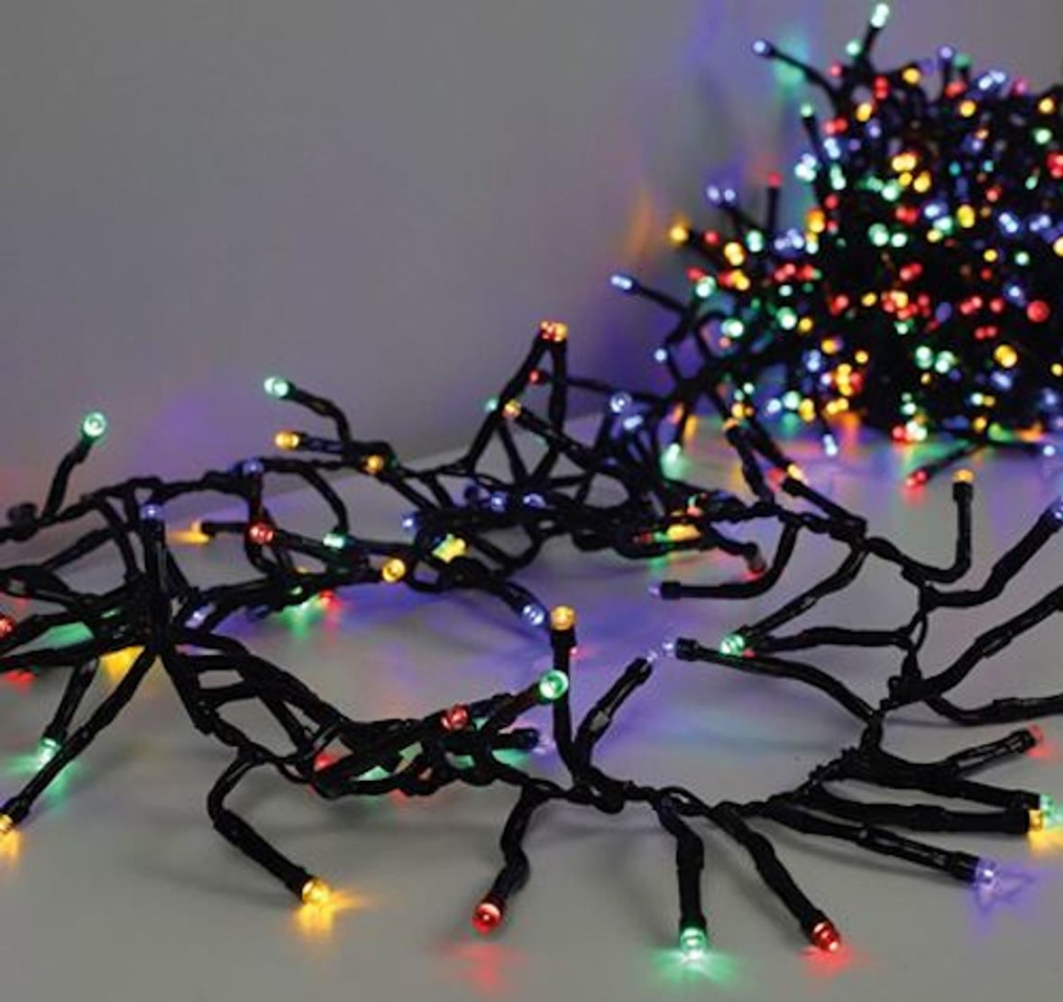 Eine Lichterkette mit bunten Lichtern.