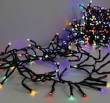 Eine Lichterkette mit bunten Lichtern.