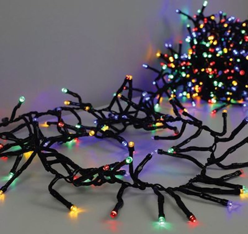 Eine Lichterkette mit bunten Lichtern.