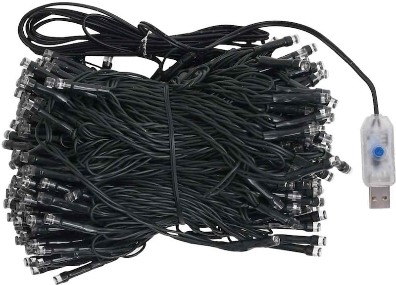 Ein Bündel Lichterketten mit USB-Anschluss.