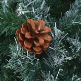 Eine braune Kiefernzapfen auf einem Weihnachtsbaum.
