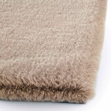 thumbnail of Tapis rectangulaire fausse fourrure beige 120 x 160 cm