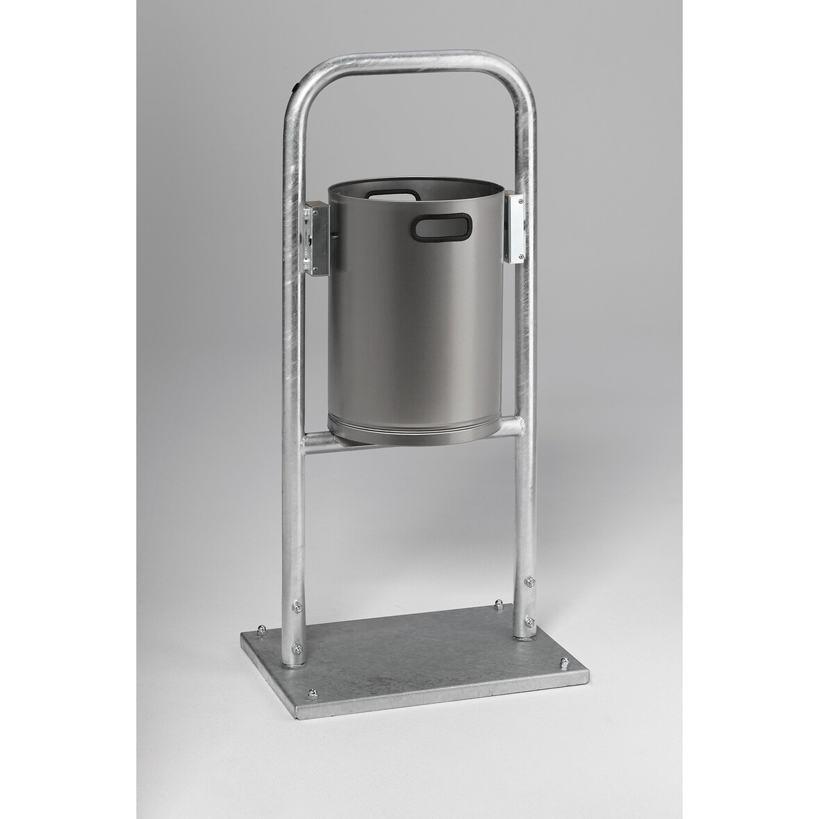 PROREGAL Klassischer gelochter Abfallsammler für Außenbereich | Rohrbogen | mit Bodenplatte | HxBxT 115x49x43cm | Edelstahl | Mülleimer Abfalleimer