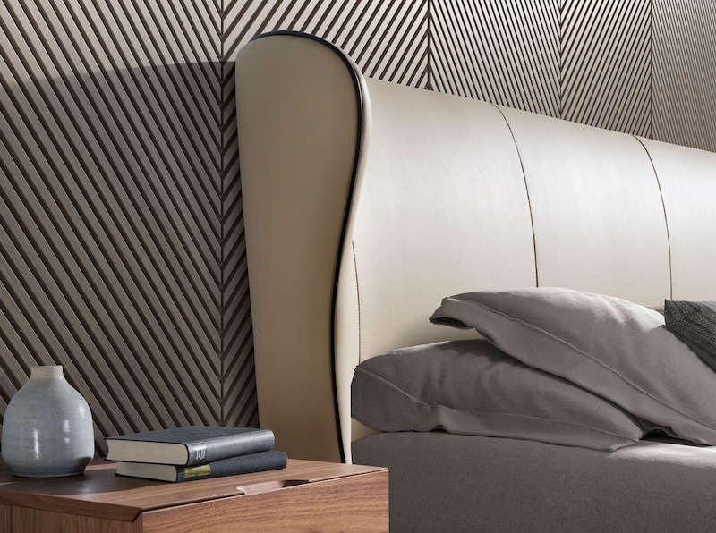 Angel Cerdá Bett aus cremefarbenem Kunstleder 7157C | METRO