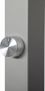 Ein silberner Drehknopf an einem grauen Metallpfosten.