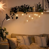 Sterne-Lichterkette über einem Sofa.