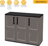 Un armario de plástico gris con tres puertas.