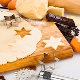 thumbnail of Intirilife 20-teiliges Ausstechformen Set mit verschiedenen Formen und Größen aus Edelstahl mit praktischer Aufbewahrungsbox 19.5 x 15 x 6.6 cm