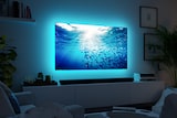 Ein beleuchteter Fernseher mit einem Unterwasserbild.