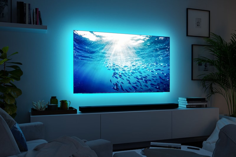 Ein beleuchteter Fernseher mit einem Unterwasserbild.