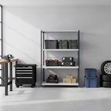 Ein Werkzeugschrank mit Regalen und Reifen.