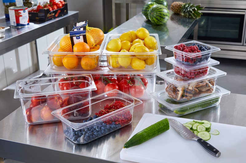 Frisches Obst und Gemüse in Behältern.