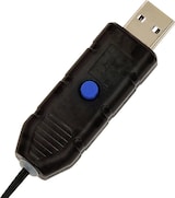 Ein schwarzer USB-Adapter mit einem blauen Knopf.