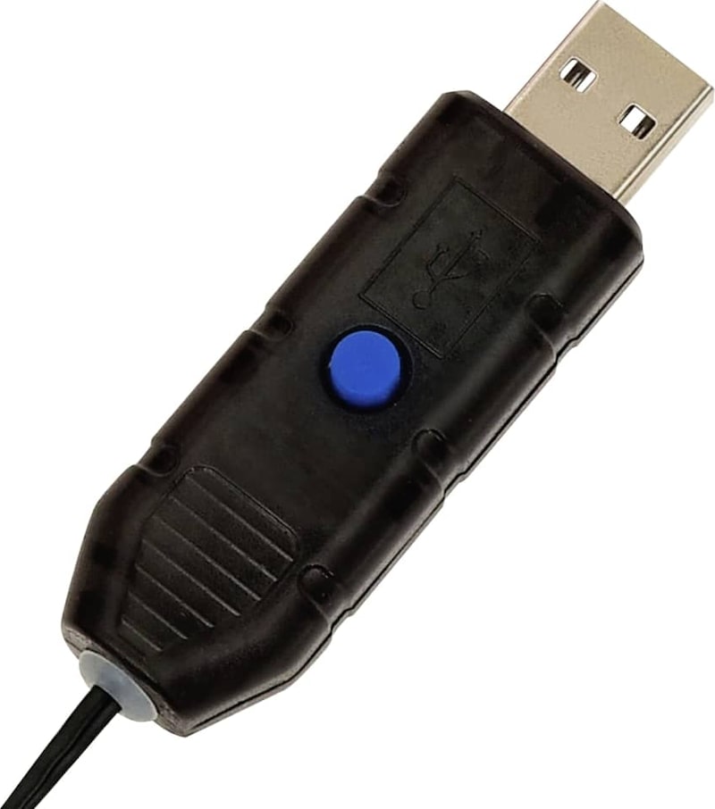 Ein schwarzer USB-Adapter mit einem blauen Knopf.