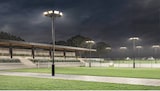 Beleuchtete Sportanlage bei Nacht.