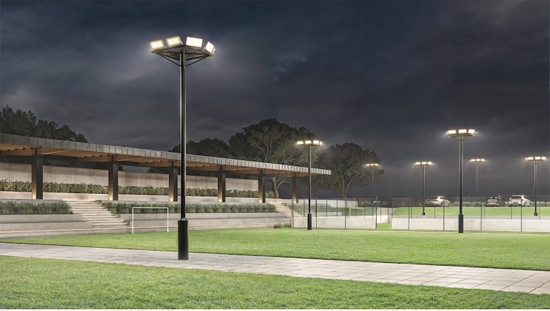 Beleuchtete Sportanlage bei Nacht.