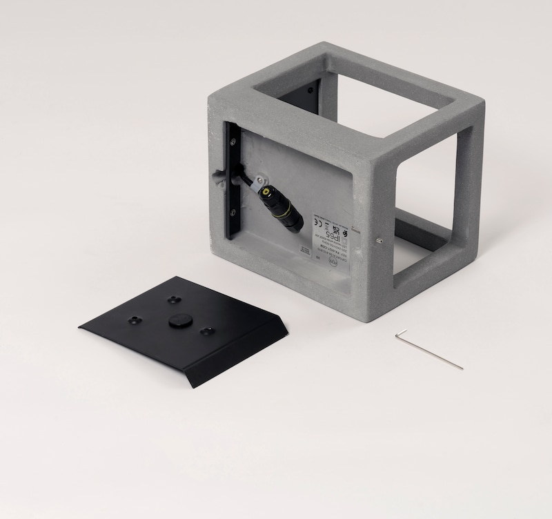 Un cubo gris con soporte negro y herramienta.