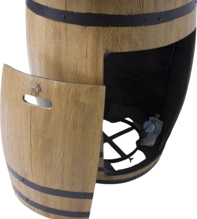 Aquecedor a gás de barril de madeira com porta aberta.