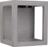 Un cubo gris con un centro hueco.