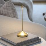 thumbnail of Lámpara de mesa LED inalámbrica recargable y regulable Pina Pro Gold Leaf, color azafrán (2200-2700-3000 K)