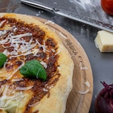 thumbnail of Boska Pizzabrett Amigo L / Pizzateller / Holzbrett / Buchenholz / Mit Saftrinne / Auch als Servierbrett / Rund ⌀34cm