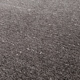 Una alfombra gris con pequeñas fibras blancas.