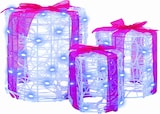 Drei beleuchtete Geschenkboxen mit blauen Lichtern.