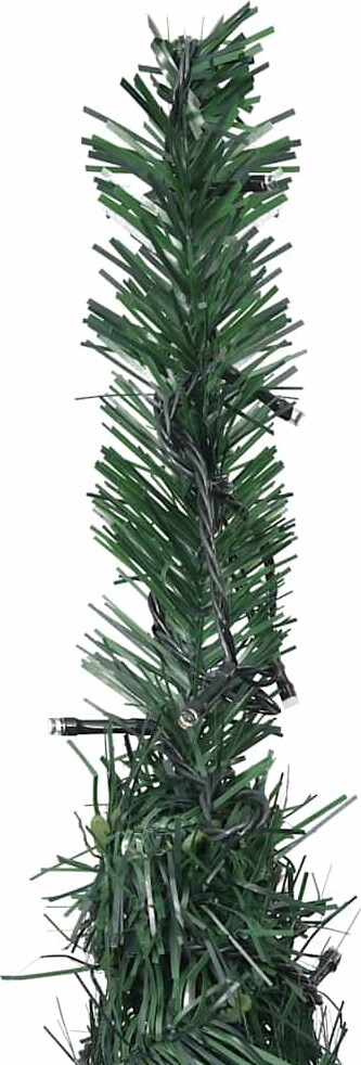 Ein grüner künstlicher Weihnachtsbaum mit Lichtern.