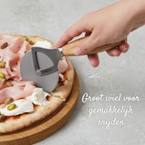 thumbnail of Boska Pizzaschneider Oslo+ / Non-stick BSF™ / Schneidet ohne Wackler/Sehr scharf/Stilvoll/Eichenholz & Edelstahl