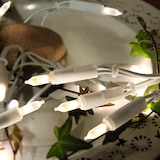 Eine Lichterkette mit weißen Kabeln und Lichtern.