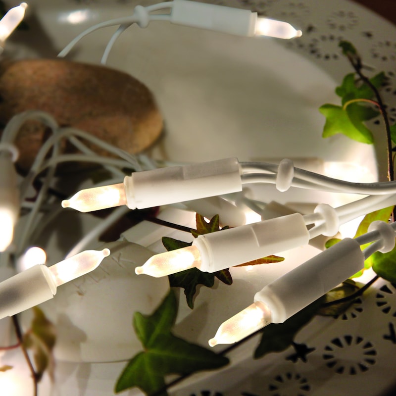 Eine Lichterkette mit weißen Kabeln und Lichtern.