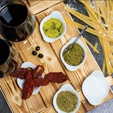 thumbnail of Italienisches Geschenkset „Verona“ | Geschenkkorb gefüllt mit Wein, italienischen Spezialitäten & edler Holzkiste