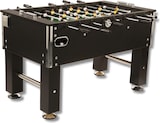 Ein schwarzer Kickertisch mit silbernen Stangen.