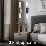 Zwei Wandleuchten über einem Nachttisch.