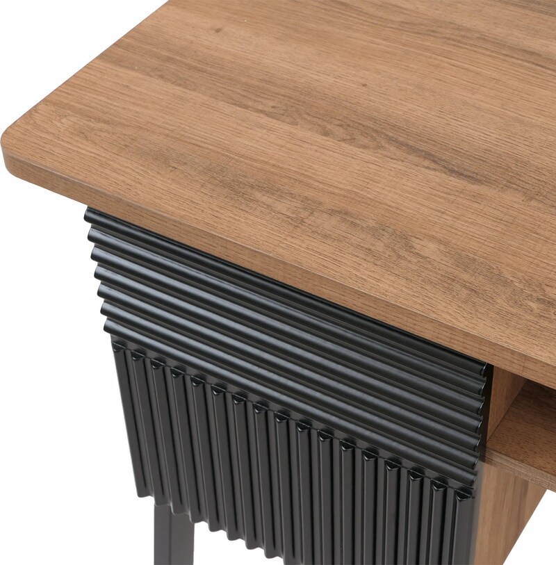 Una scrivania in legno con accenti neri.