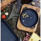 thumbnail of Gusseiserne Servierpfanne auf Holzbrett – ø 20 x 4 cm – Grillpfanne – Gusseisen – Grillen – Geschenk – PFAS-frei – Schwarz