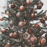 thumbnail of WellHome - Set de 100 Bolas de Navidad color Café en tubo PET con diferentes diseños y acabados