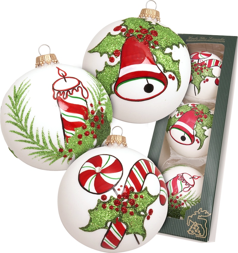 Weiße Glasornamente mit Weihnachtsmotiven.
