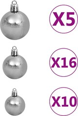 Silberne Christbaumkugeln in verschiedenen Größen.