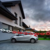 thumbnail of Relaxdays Absperrkette, 50 m, Kunststoff, Absperrung für Baustelle, Parkplatz, Warteschlangen, Kunststoffkette, rot/weiß